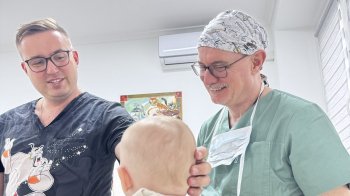 У Львові пластичний хірург з Туреччини провів 15 складних операцій дітям із вадами обличчя