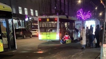 У Львові поліція з’ясовує наїзд тролейбуса: чоловік у важкому стані