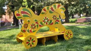 У Львівському парку встановили три великі яворівські забавки (фото)