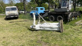 У Червоноградському районі демонтували радянський пам’ятник (фото, відео)