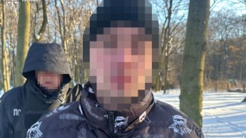 У лісі біля Львова затримали 22-річного чоловіка з “закладками” канабісу