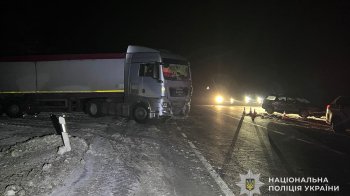 Четверо людей травмувалися через аварію з вантажівкою на Львівщині