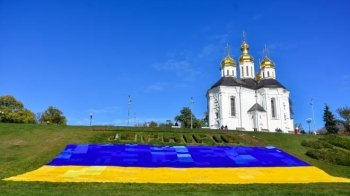 Найбільший в’язаний прапор України: в Чернігові зафіксували рекорд