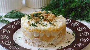 Соковитий салат з курки та ананасами: перевірений рецепт без зайвих клопотів