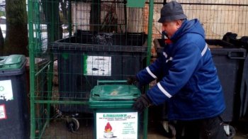 В одному з районів Львова встановили 10 контейнерів для збору бляшанок на окопні свічки