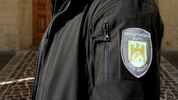 У парку «Знесіння» 22-річний львів’янин на Mazda наїхав на муніципала