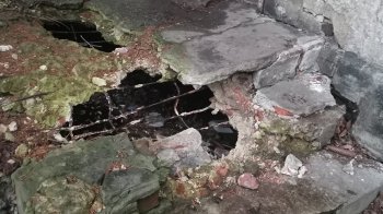 Неможливо безпечно потрапити в дім: у Львові містяни поскаржилися на розбитий вхід у будинку в Шевченківському районі