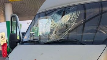 На трасі біля Львова деталь від фури пробила лобове скло авто: травмована дитина