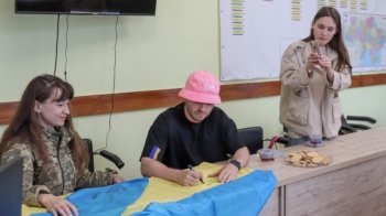 На аукціоні продали прапор, підписаний лідером Kalush Orchestra: скільки вторгували