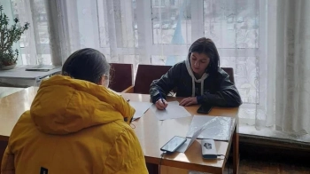 Психологиня сидить за столом із пацієнткою