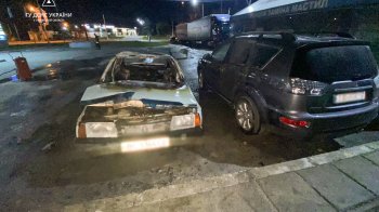 У Львові вночі згоріло одне авто, ще одне - пошкоджене вогнем