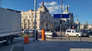 Паркінг біля головного залізничного вокзалу Львова.