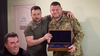 Зеленський привітав Залужного та Сирського й вручив їм подарунки (відео)