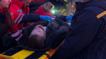 Зіткнувся з вантажівкою: біля Стрия рятувальники витягнули затиснутого в Peugeot водія