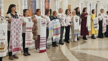 Біль і віра на полотні: у львівській галереї ZAG презентують проєкт «Рушник надії»