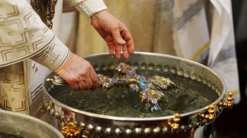 Як та у чому зберігати освячену на Водохреща воду