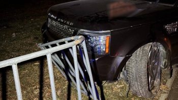 У Львові п’яний водій Range Rover врізався в огорожу на тротуарі