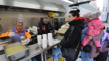 Мобільна кухня для переселенців знову працює на Сихові