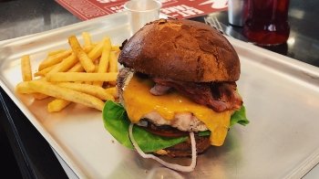 Випустили геймерське крісло з термоконтейнером для бургерів і тримачем для картоплі фрі