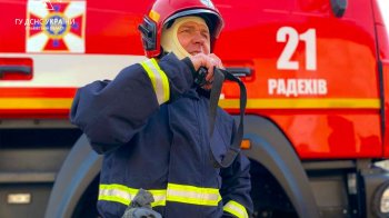 Пожежник говорить по рації