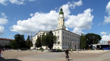 Нацгвардієць із Закарпаття романтично освідчився коханій у Дрогобичі (відео)