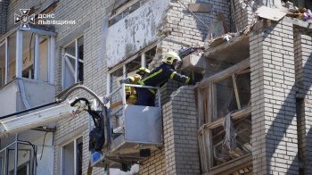 «Ми її вітали з другим днем народження»: як рятувальники діставали людей з-під завалів у Львові