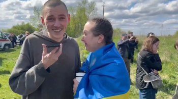 Із полону повернулося подружжя, яке побралося на «Азовсталі» (відео)