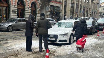 У Львові лід з даху пошкодив Audi: власник відсудив 252 тис. грн