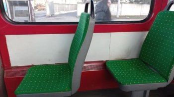 З крісла стирчать цвяхи: львів`яни скаржаться на сидіння в одному із трамваїв міста