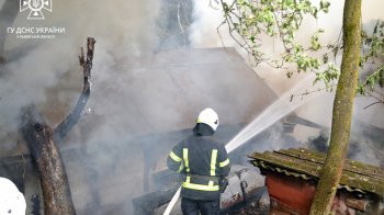 Пожежник тушить пожежу