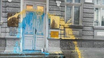 Кримські партизани пофарбували адміністрацію Євпаторії у синьо-жовтий колір