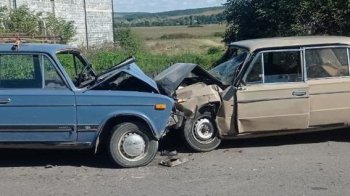 Внаслідок зіткнення двох автівок ВАЗ постраждали вісім людей — з них чотири дитини