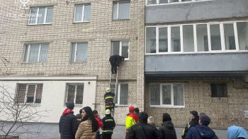 У Дрогобичі рятувальники визволили дитину із зачиненої квартири