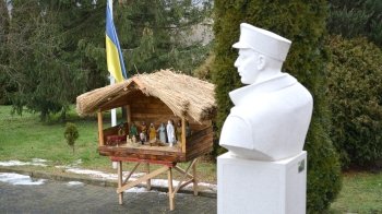 Автентика в сучасному трактуванні: на Львівщині встановили різдвяну шопку з фігурами  Байдена та Бандери