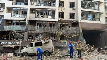 З-під завалів обстріляного будинку у Києві дістали семирічну дівчинку