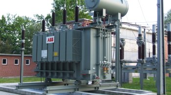 Щоб було світло: Литва відправила в Україну шість вантажівок із трансформаторами