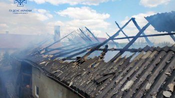 Вогонь знищив дах будинку