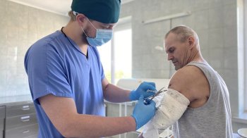 Їхав за гуманітаркою і потрапив під мінометний обстріл: у Львові врятували чоловіка, пораненого на Донеччині