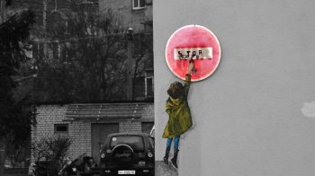 Дівчинка малює дорожній знак