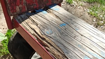 Стирчать цвяхи та зігнилі дошки: львів’яни поскаржились на небезпечний дитячий майданчик у Снопківському парку