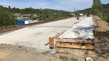 У гірській частині Львівщини відновили ремонт моста, який зруйнований вже 13 років