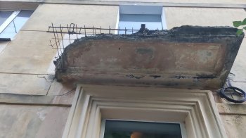 Цемент кришиться, а арматура проржавіла: львів’яни поскаржились на аварійний балкон та бездіяльність комунальників