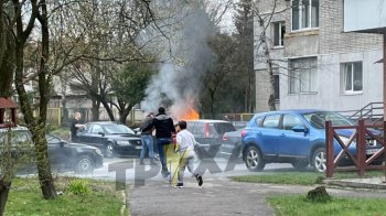 У Залізничному районі Львова горить авто