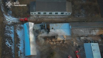 Понад 30 рятувальників гасили пожежу даху будівлі в Перемишлянах