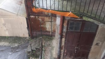 У Львові над входом в будинок нависає аварійний балкон: будь-якої миті може впасти