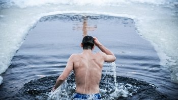 Як купатися на Водохреща: правила безпеки