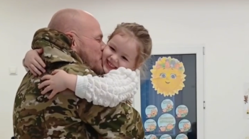 Поліція показала зворушливе відео першої зустрічі львівського патрульного з донькою після боїв на Донеччині