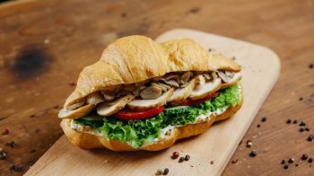 Експерти ВООЗ дослідили вуличну їжу Львова.