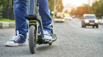 У Львові 13-річний хлопець на самокаті врізався у Toyota та потрапив до лікарні