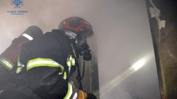 Пожежник гасить пожежу